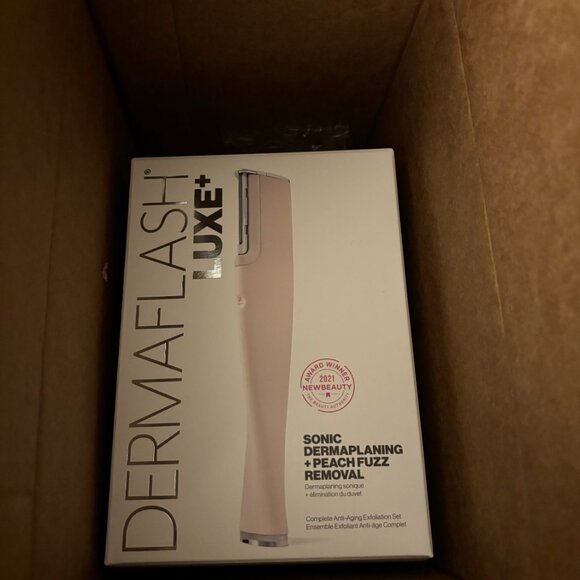 Dermaflash LUXE+ Advanced Sonic Dermaplaning + Peach Fuzz Removal - Picture 4 of 4